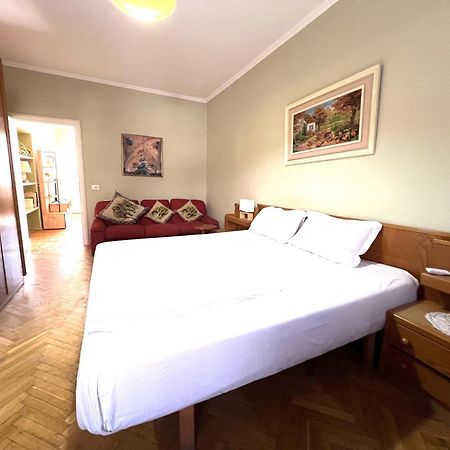 Vintage Apartment In Center Тирана Екстер'єр фото